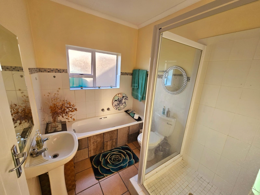 To Let 3 Bedroom Property for Rent in Stilbaai Wes Western Cape